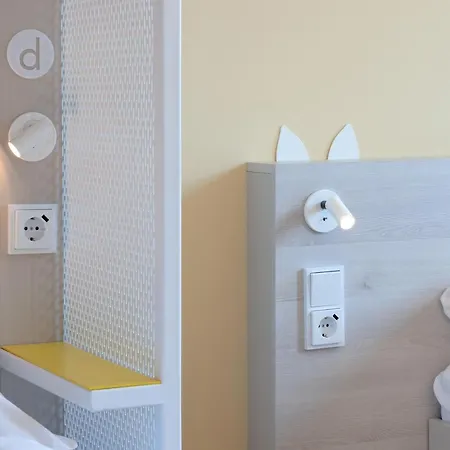 Meininger Hauptbahnhof Otel 3*