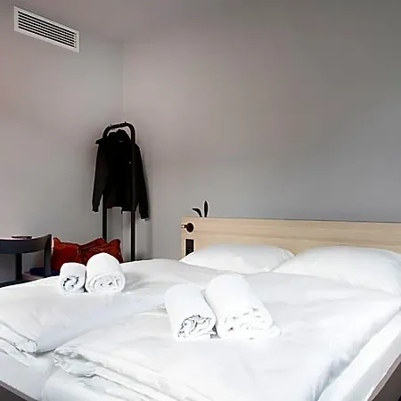 Meininger Hauptbahnhof Otel 3*