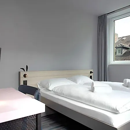 Meininger Hauptbahnhof Otel 3*
