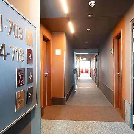 Meininger Hauptbahnhof Otel 3*